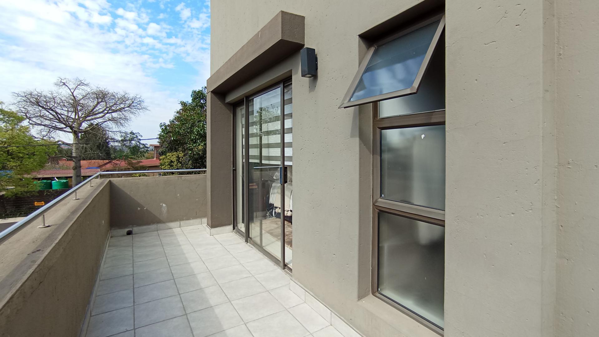 Balcony - 9 square meters of property in Ferndale - JHB