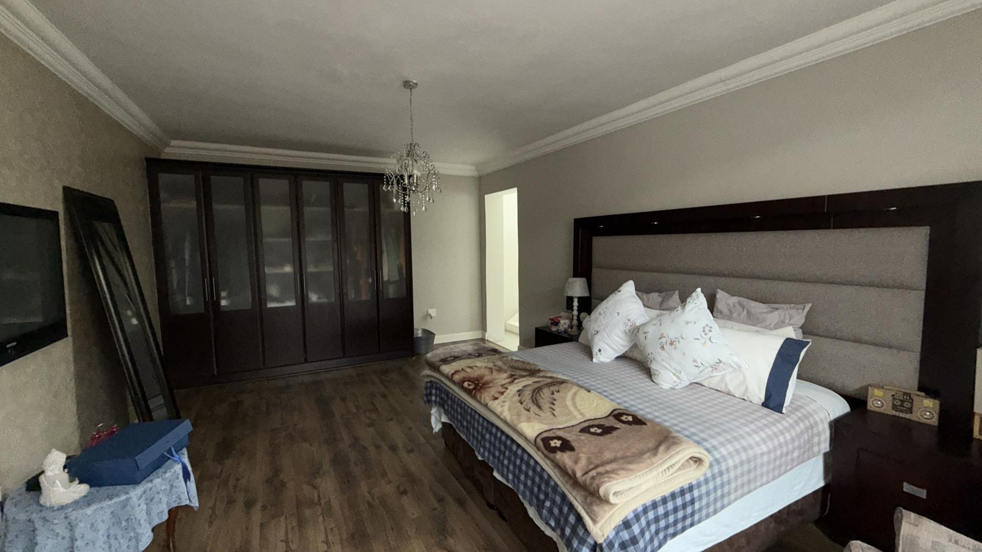 Bed Room 1 of property in Parktown North
