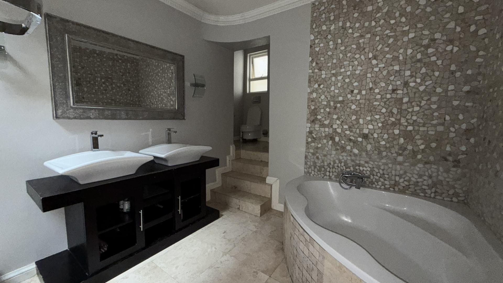 Bathroom 1 of property in Parktown North