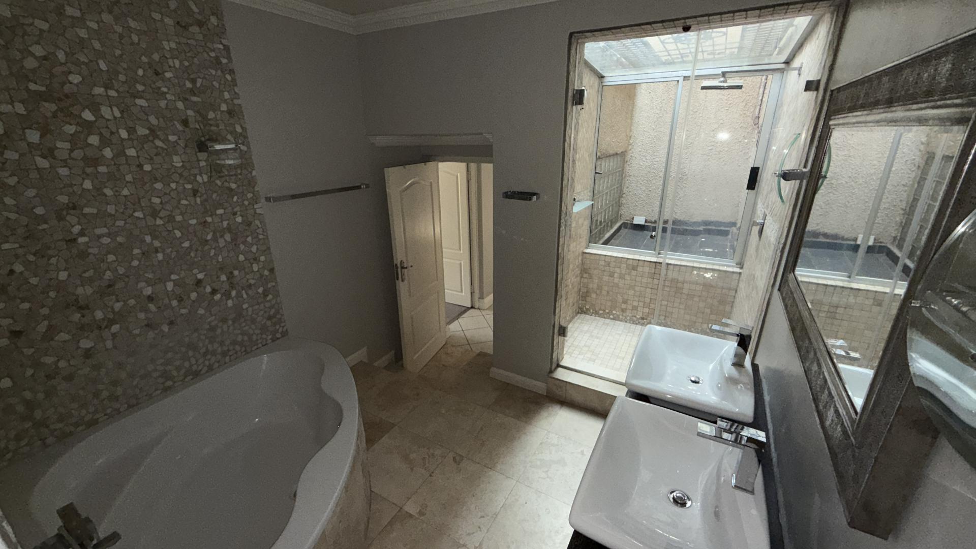 Bathroom 1 of property in Parktown North