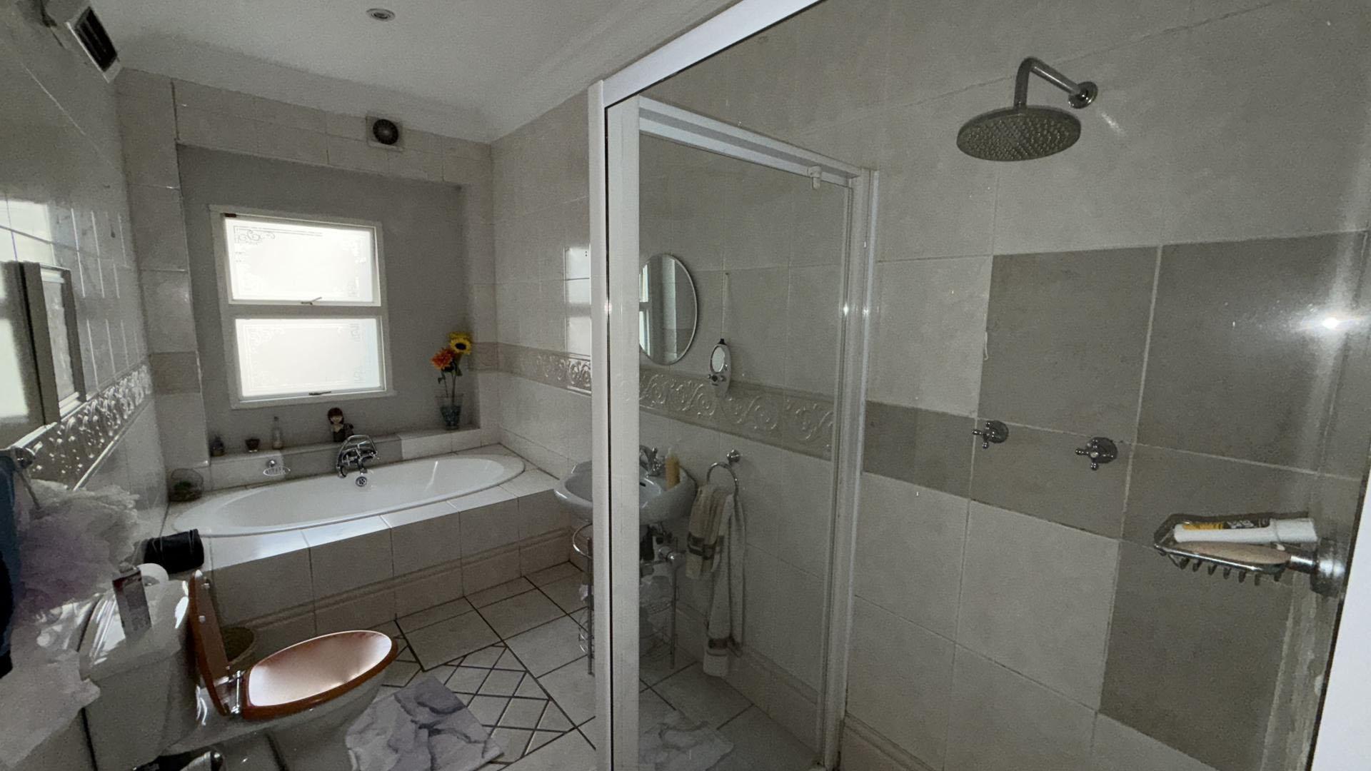 Bathroom 2 of property in Parktown North