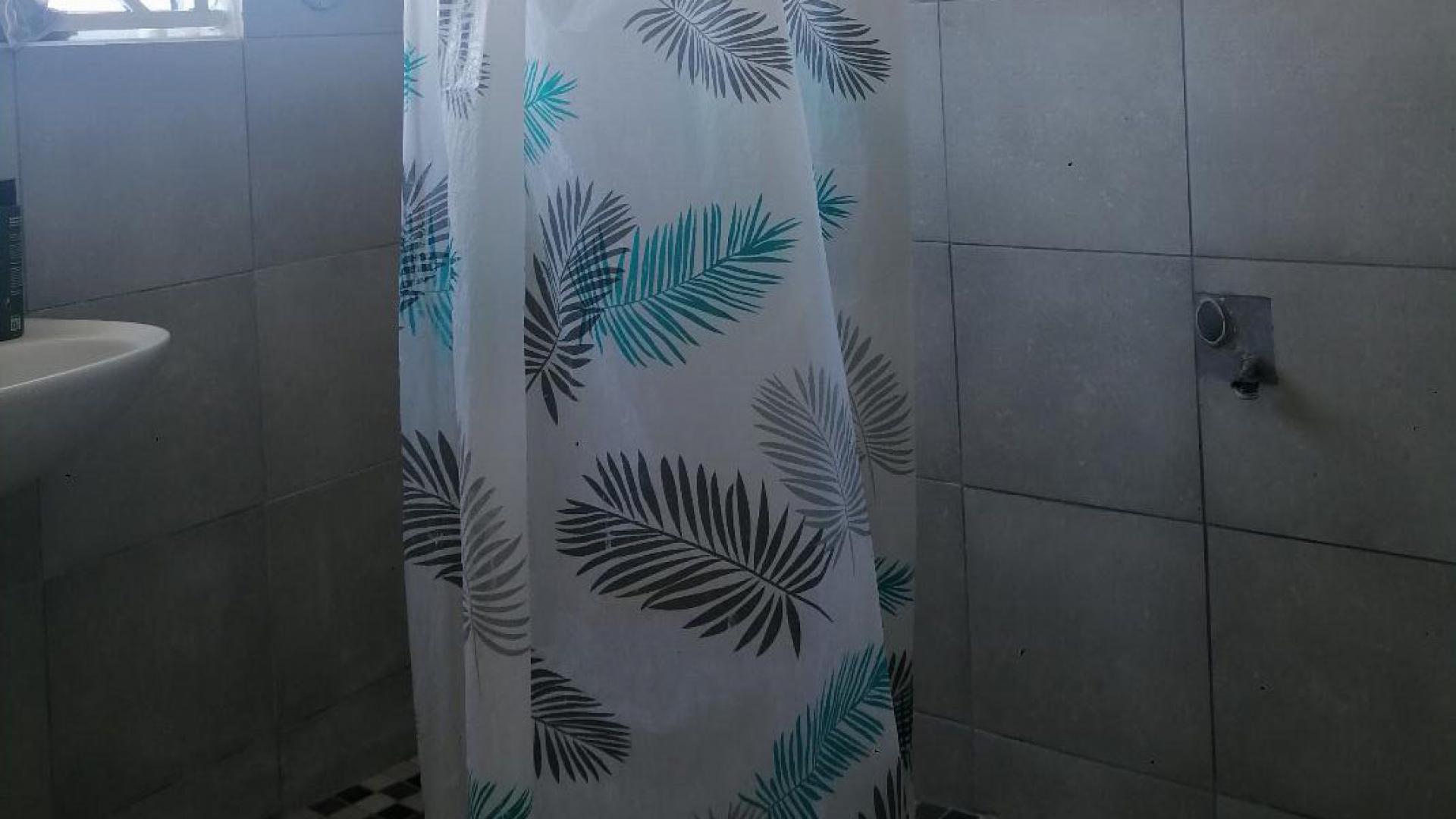 Bathroom 1 of property in Weltevreden Valley