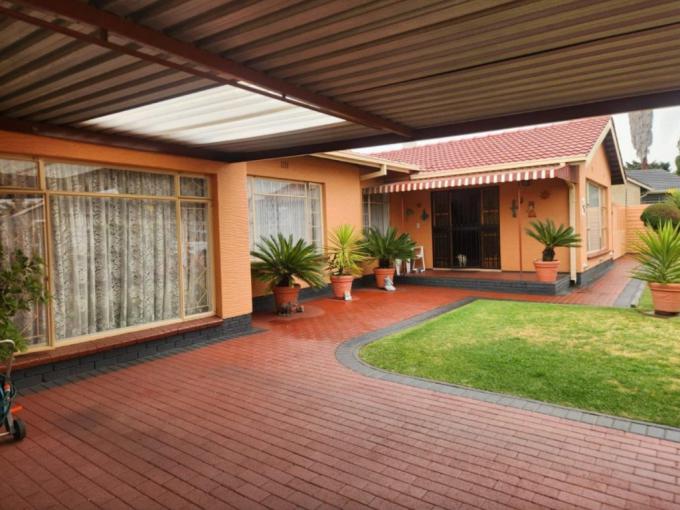 4 Bedroom House for Sale For Sale in Verwoerdpark - MR690488