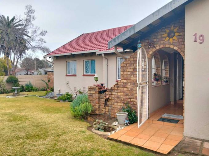 4 Bedroom House for Sale For Sale in Verwoerdpark - MR690491