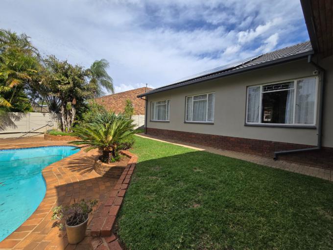 4 Bedroom House for Sale For Sale in Magalieskruin - MR690712