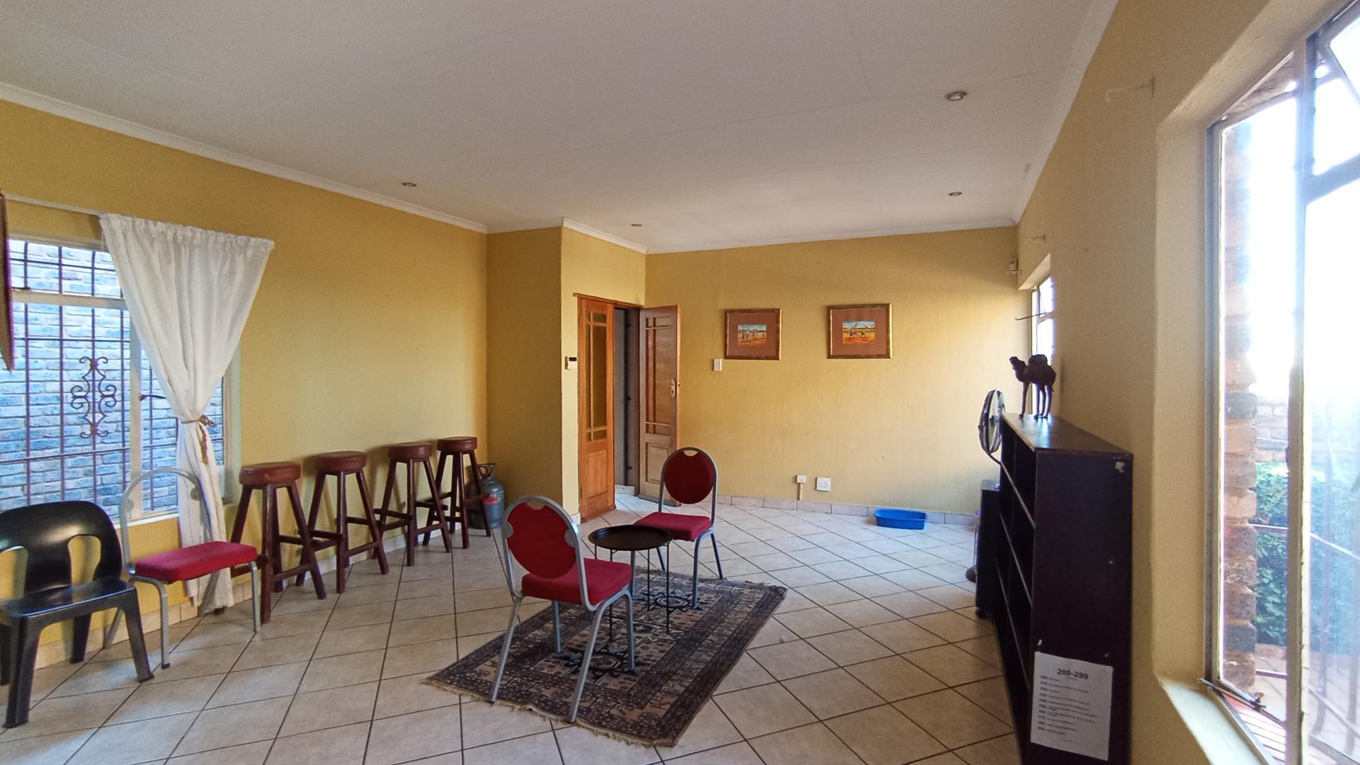 Spaces - 63 square meters of property in Moreletapark