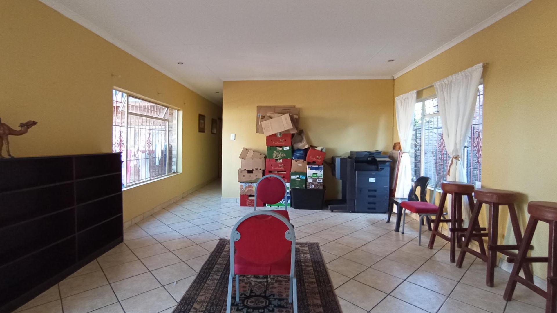 Spaces - 63 square meters of property in Moreletapark