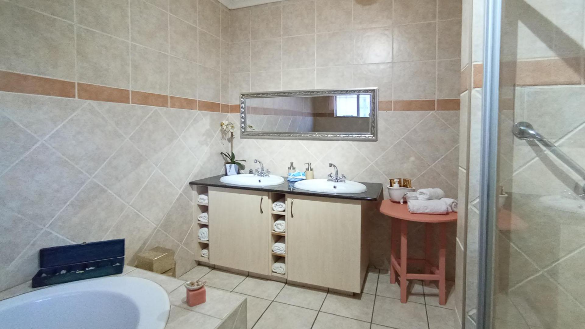 Main Bathroom - 13 square meters of property in Moreletapark
