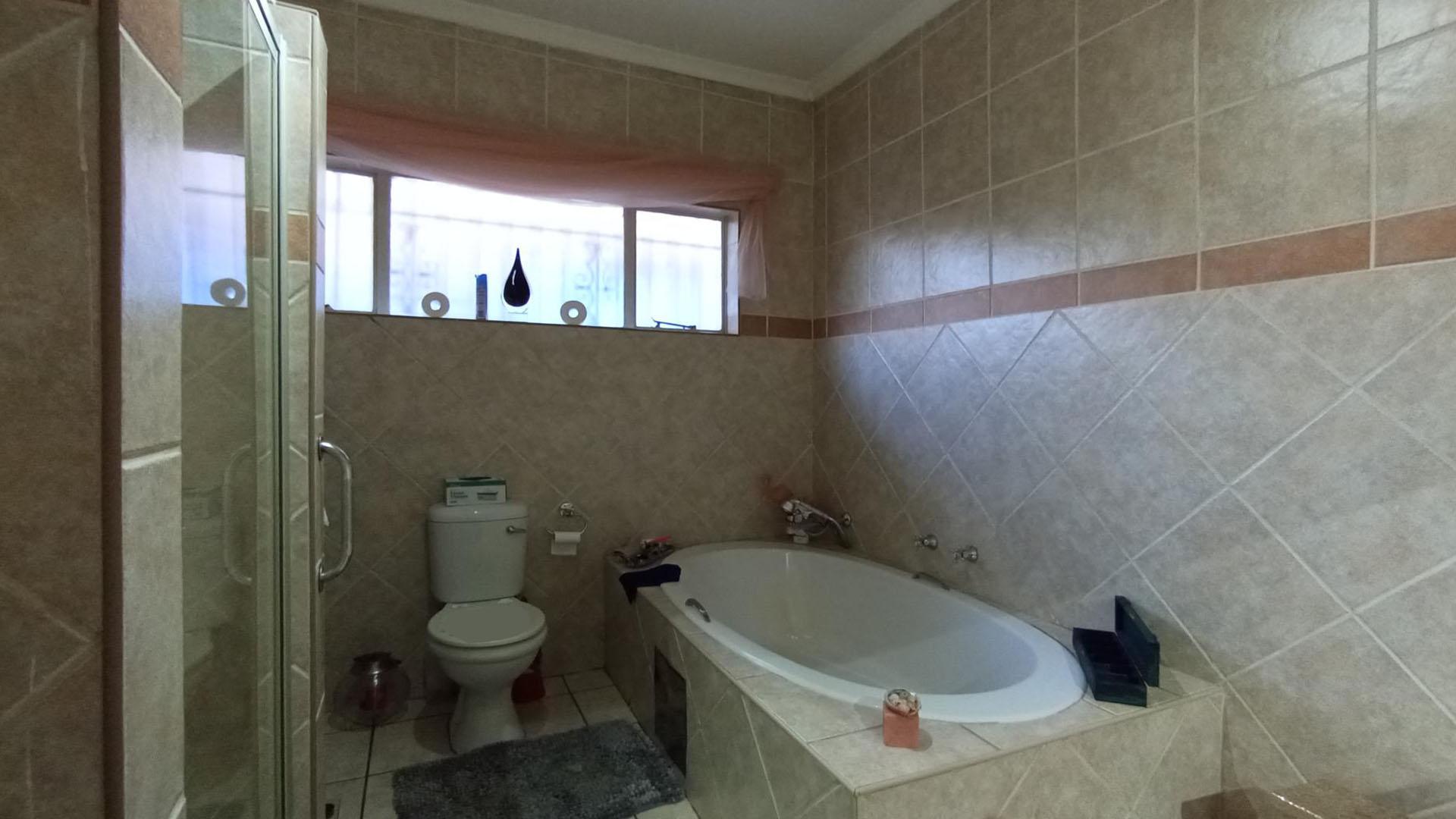 Main Bathroom - 13 square meters of property in Moreletapark