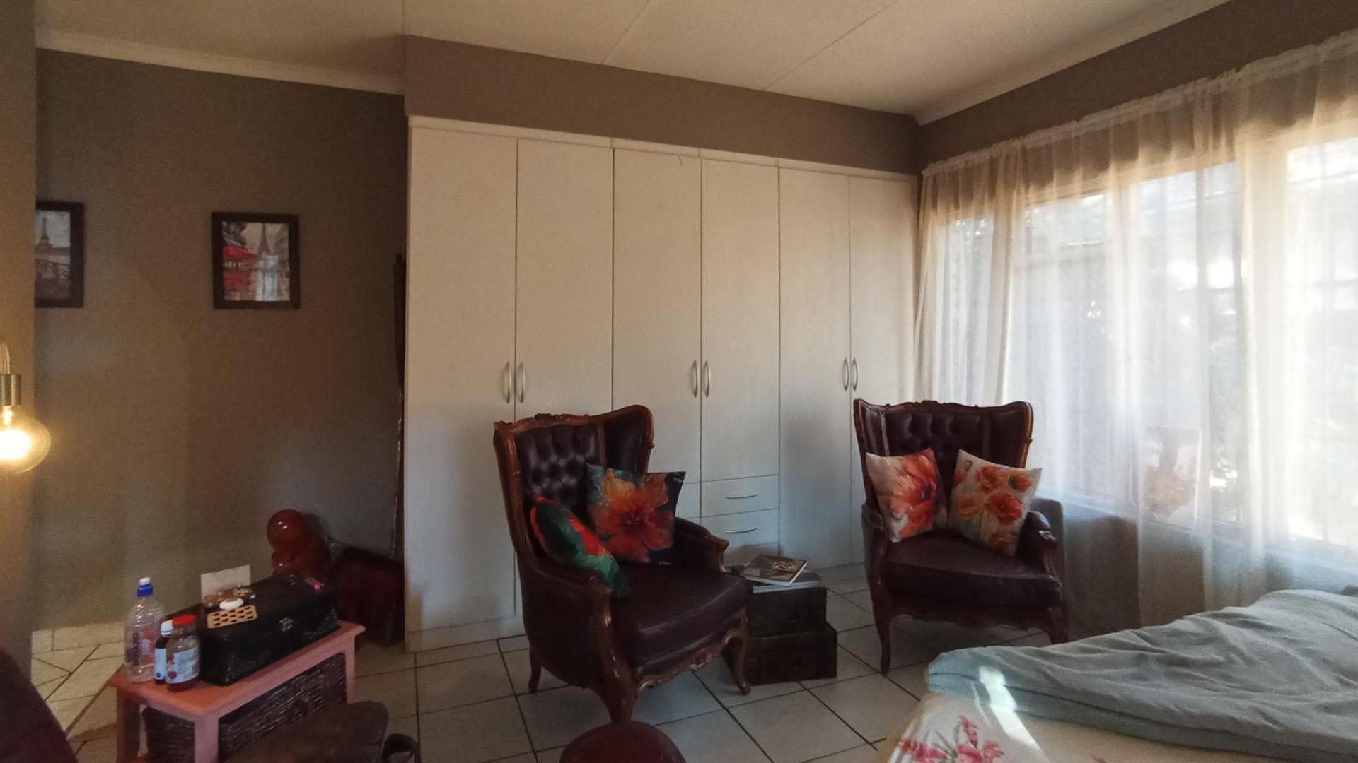 Main Bedroom - 38 square meters of property in Moreletapark