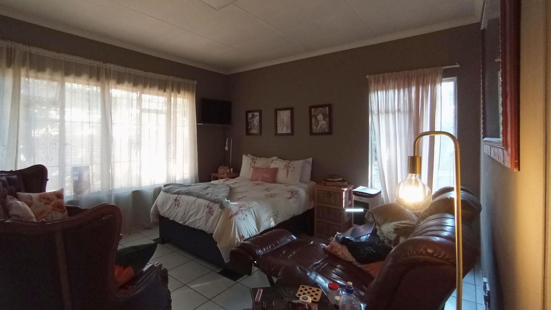 Main Bedroom - 38 square meters of property in Moreletapark