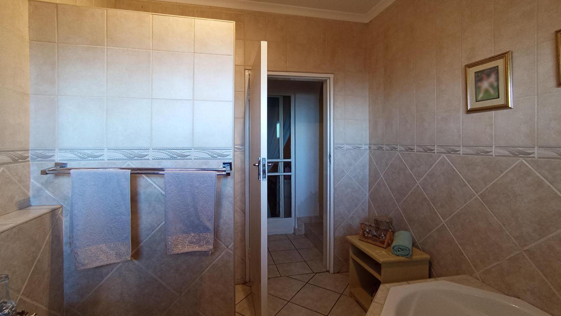 Bathroom 1 - 18 square meters of property in Moreletapark