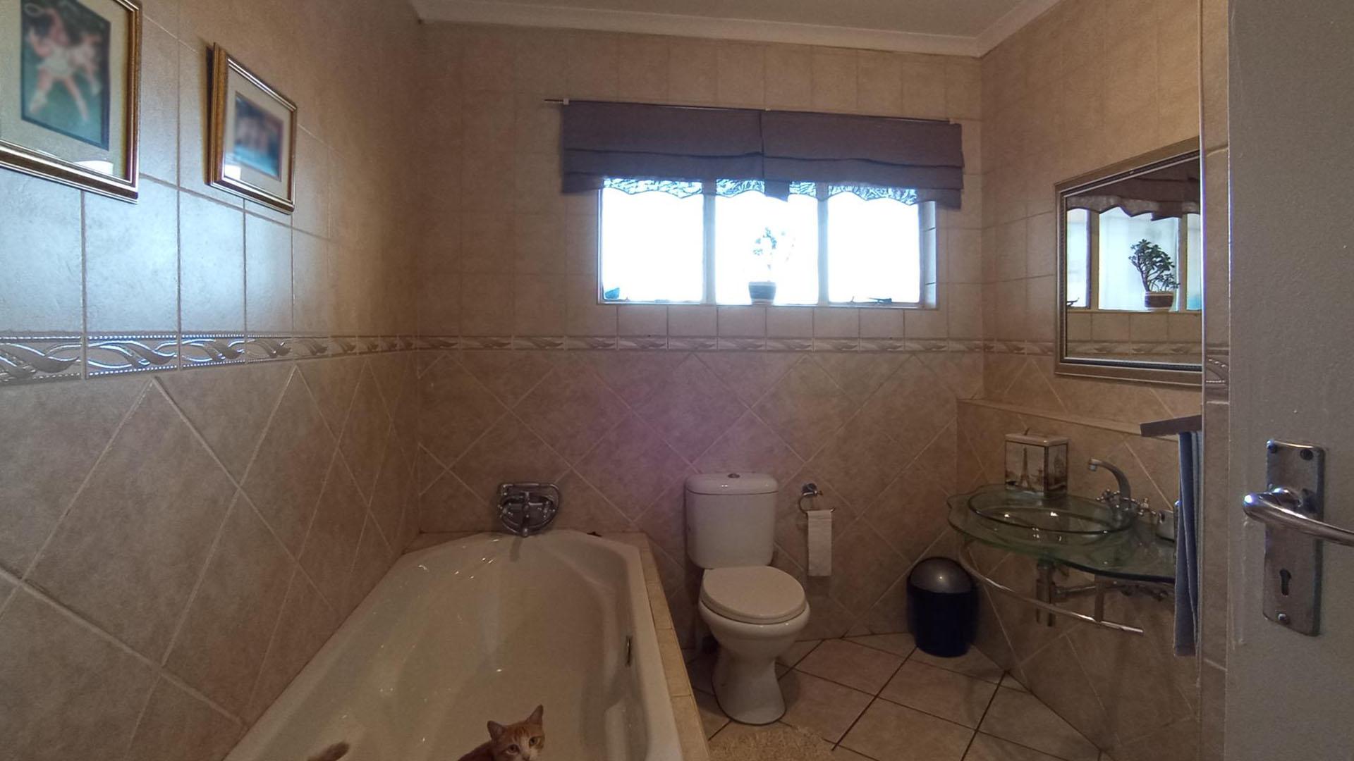 Bathroom 1 - 18 square meters of property in Moreletapark