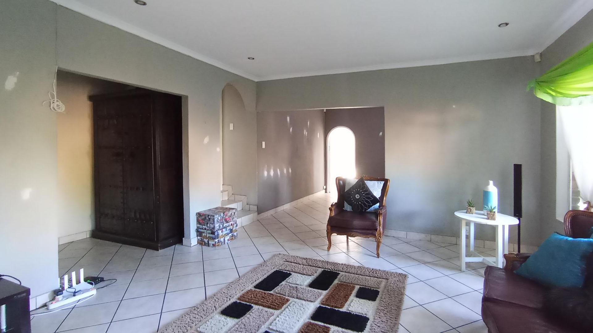 Lounges - 77 square meters of property in Moreletapark