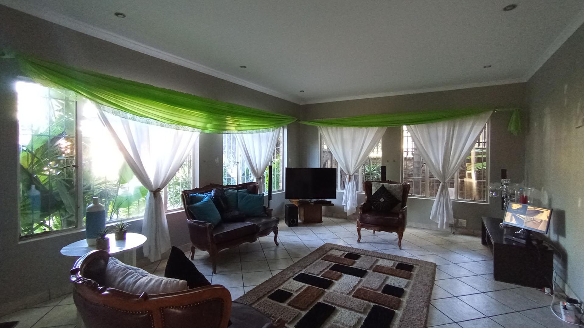 Lounges - 77 square meters of property in Moreletapark