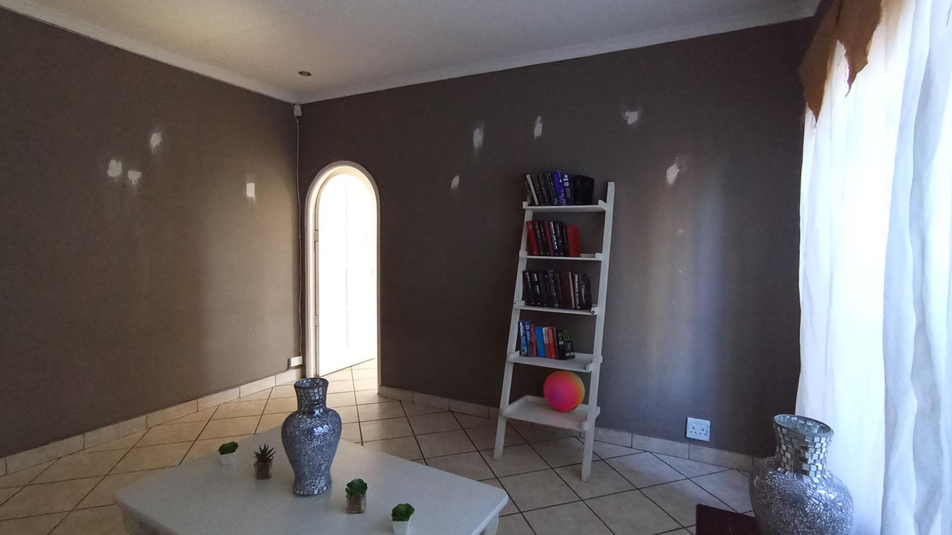 Dining Room - 17 square meters of property in Moreletapark