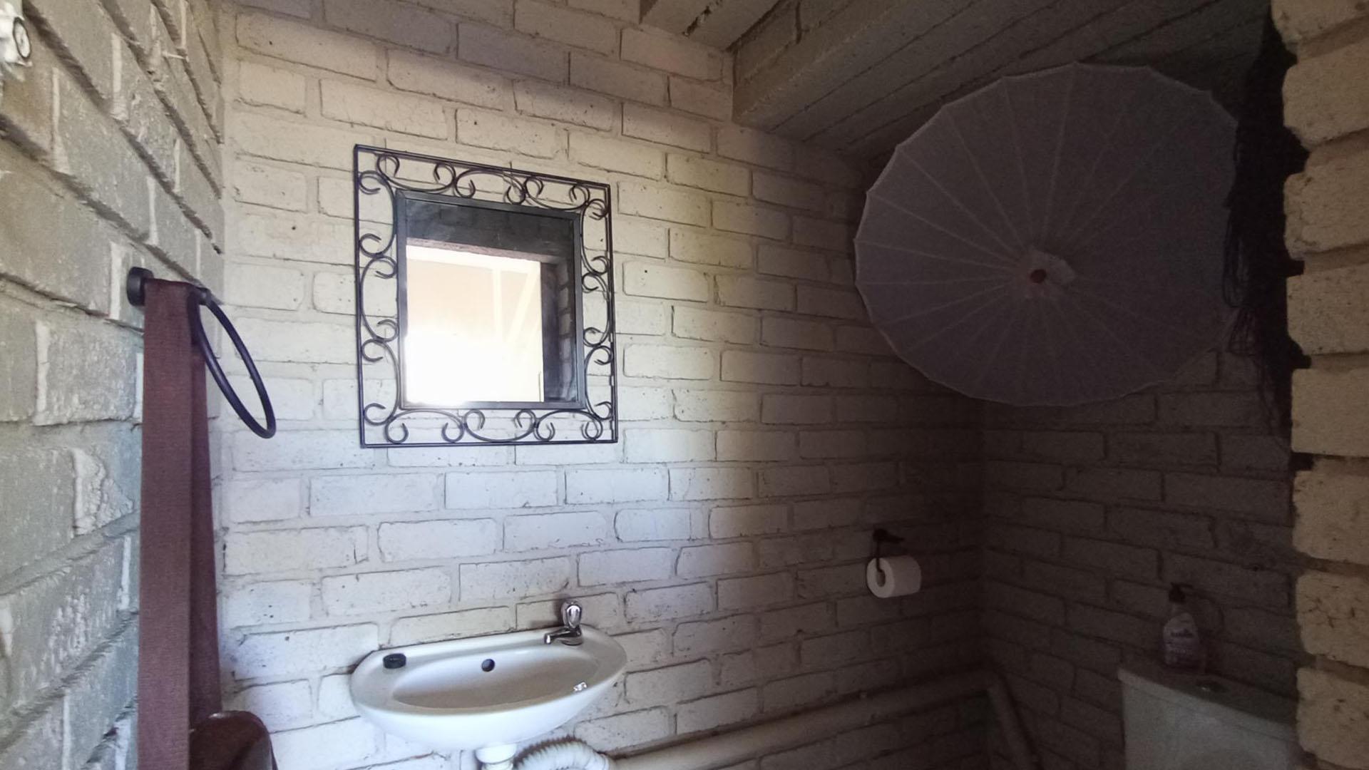 Guest Toilet - 3 square meters of property in Moreletapark