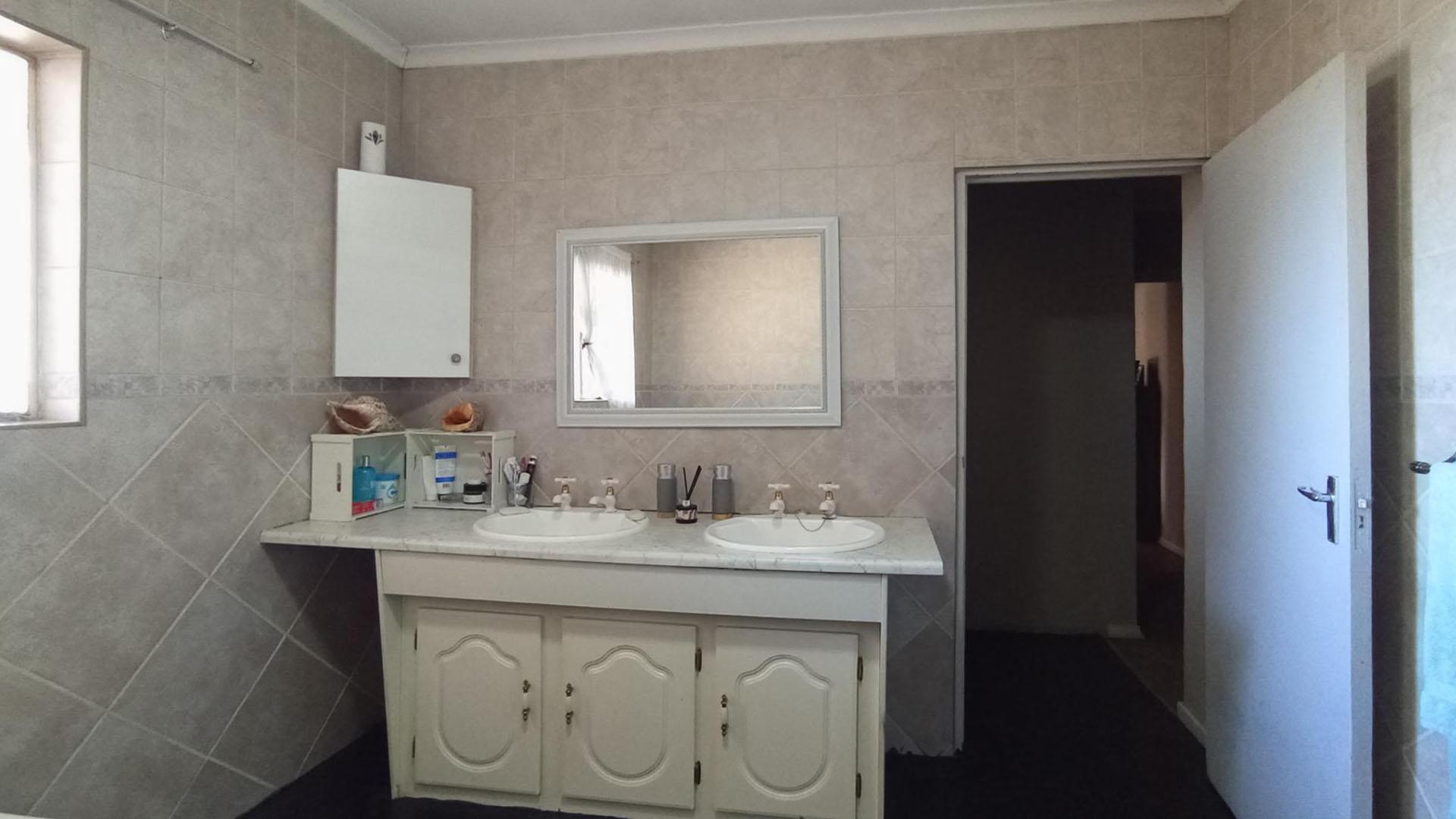 Bathroom 1 - 18 square meters of property in Moreletapark