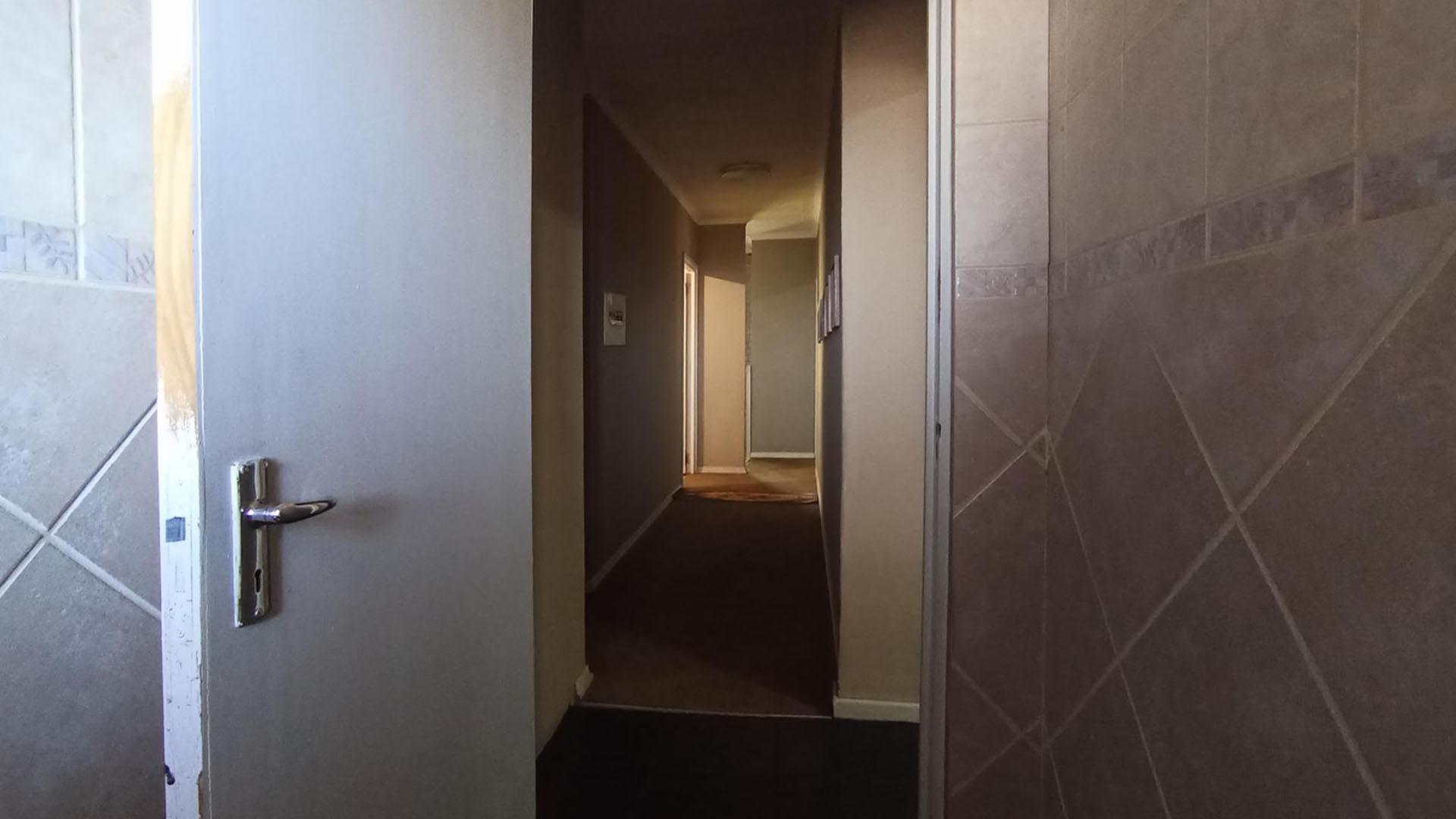 Bathroom 1 - 18 square meters of property in Moreletapark