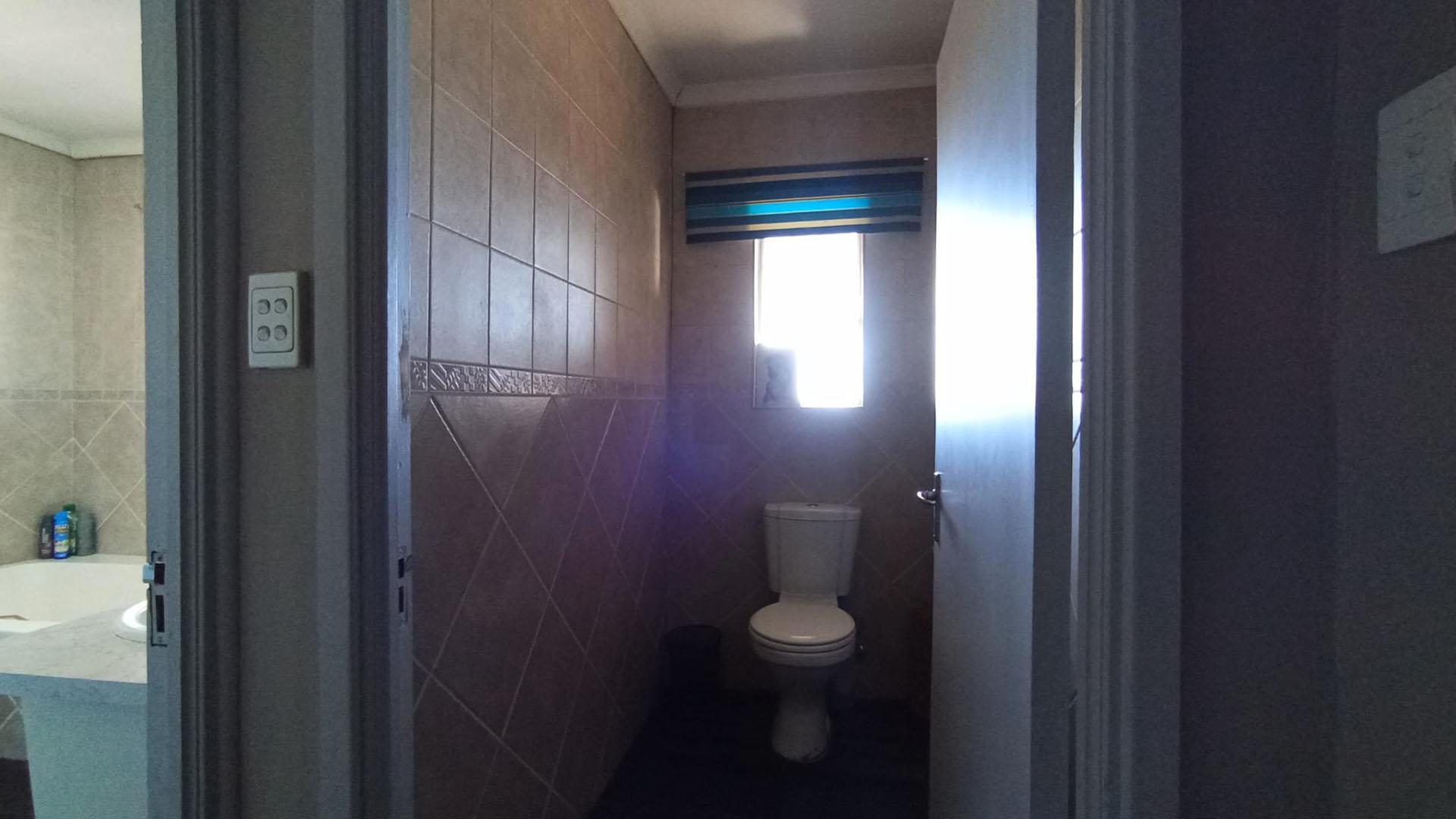 Bathroom 1 - 18 square meters of property in Moreletapark