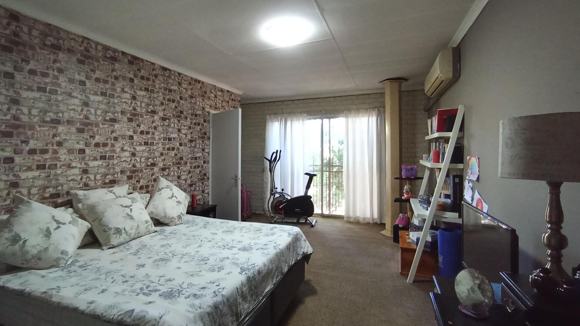 Bed Room 1 - 21 square meters of property in Moreletapark