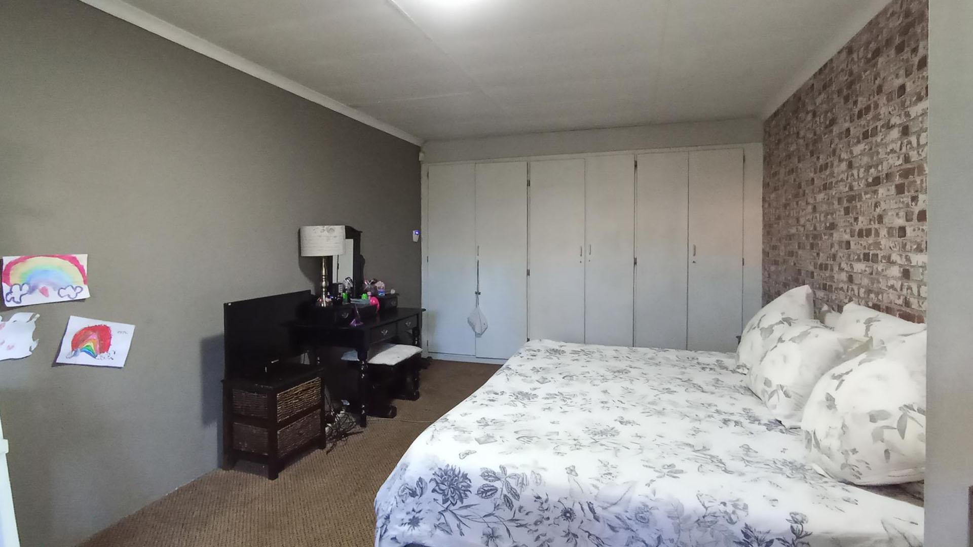 Bed Room 1 - 21 square meters of property in Moreletapark