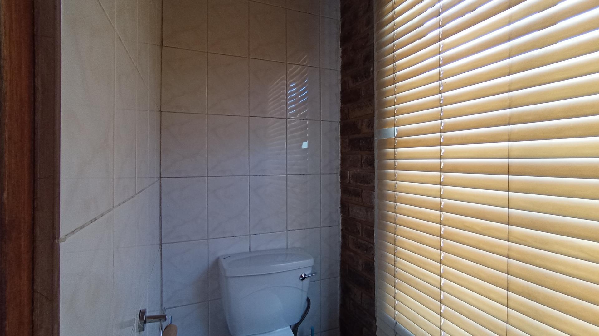 Bathroom 2 - 3 square meters of property in Moreletapark