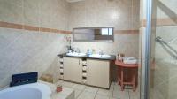 Main Bathroom - 13 square meters of property in Moreletapark