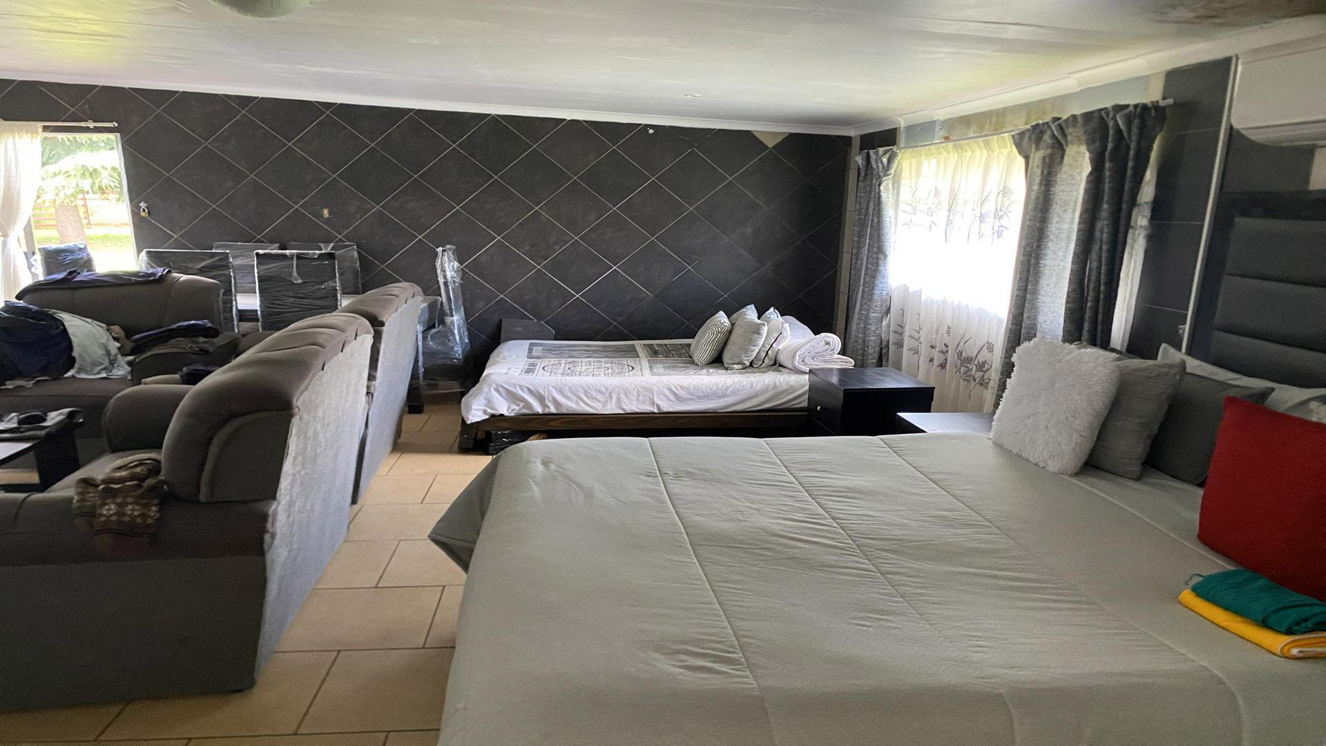 Bed Room 1 of property in Springs