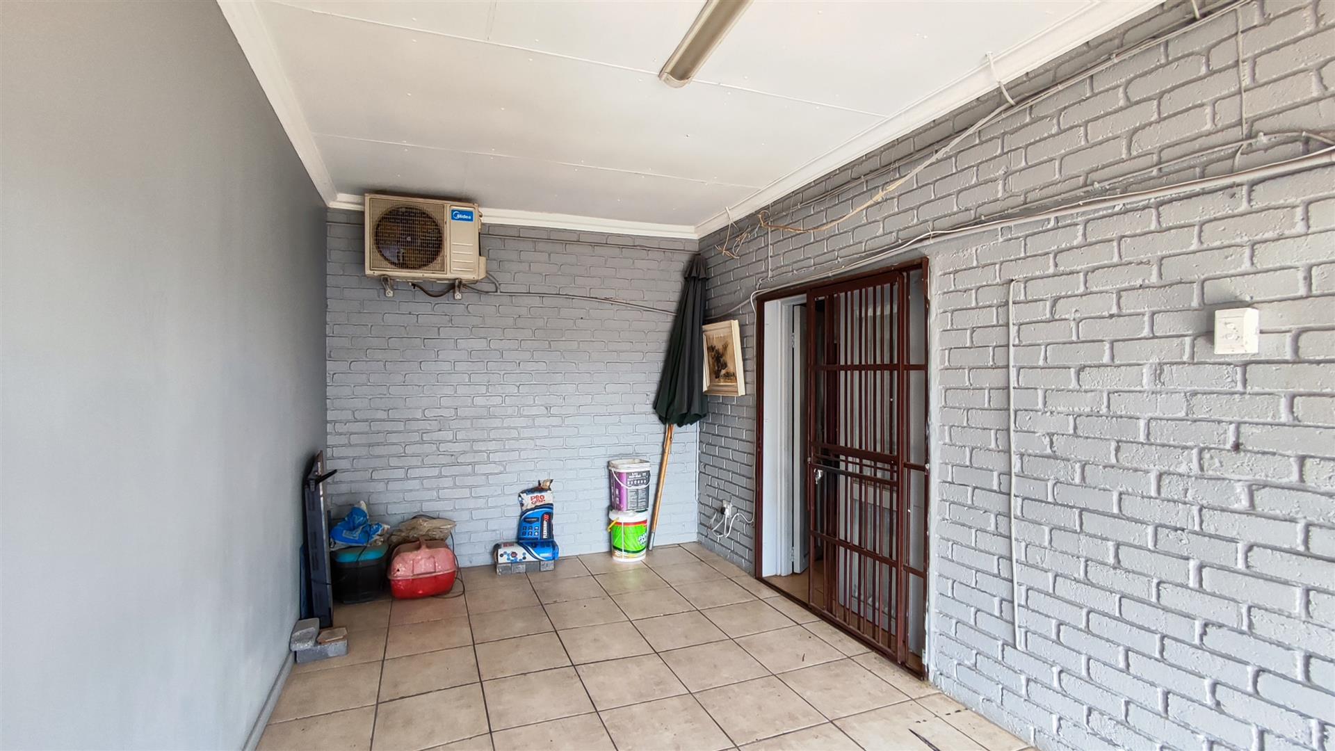 Garage - 54 square meters of property in Springs