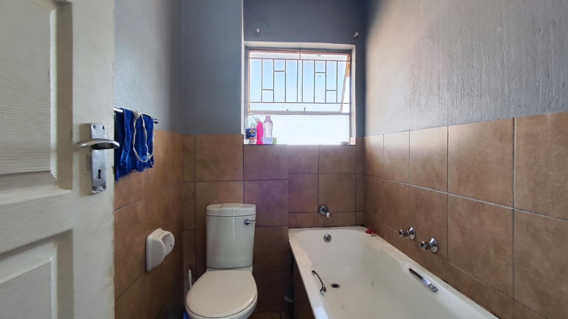 Bathroom 1 - 4 square meters of property in Kempton Park