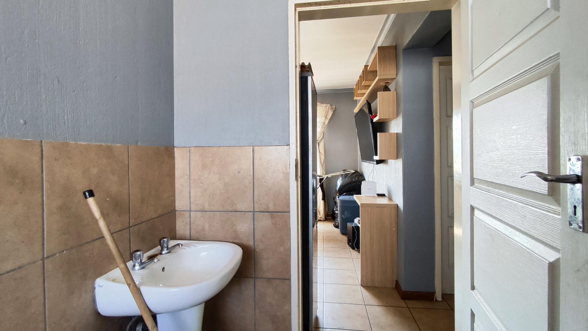 Bathroom 1 - 4 square meters of property in Kempton Park