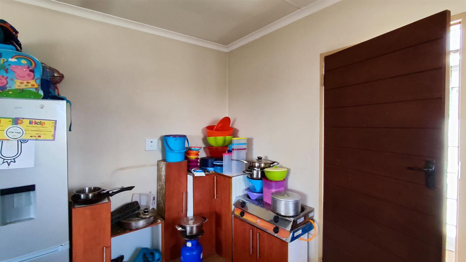 Kitchen - 10 square meters of property in Sky City
