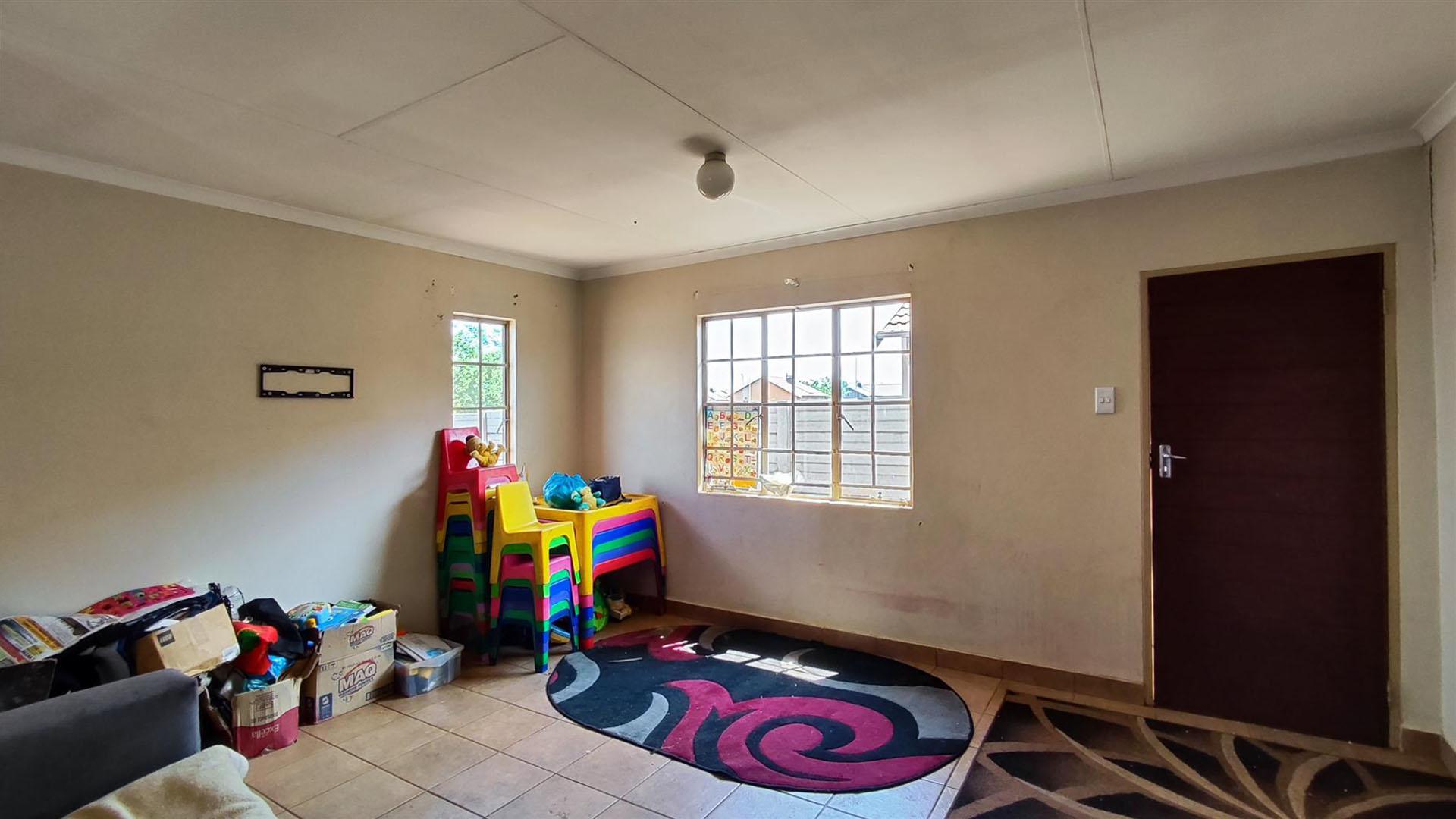 Lounges - 18 square meters of property in Sky City