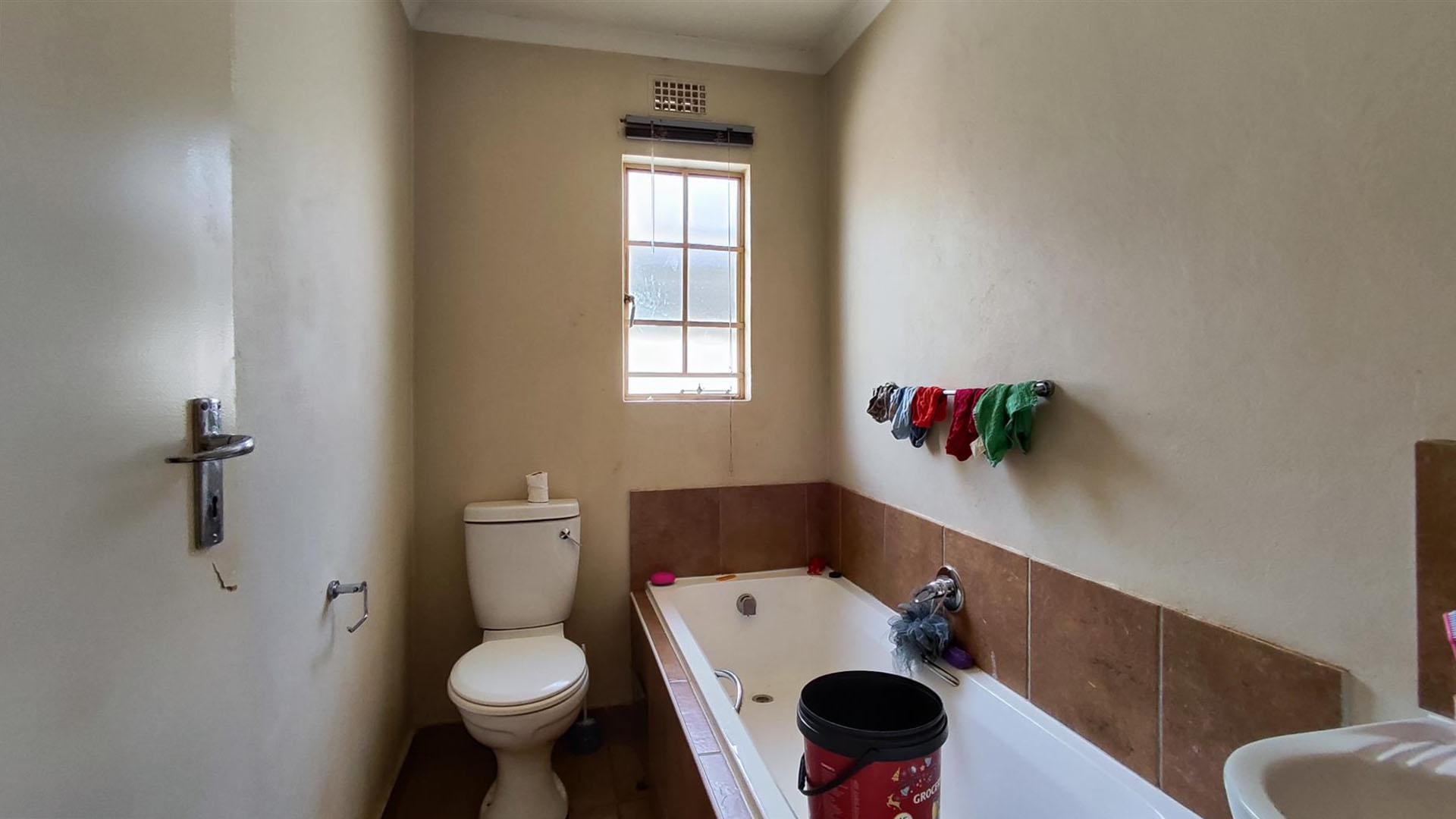 Bathroom 1 - 4 square meters of property in Sky City