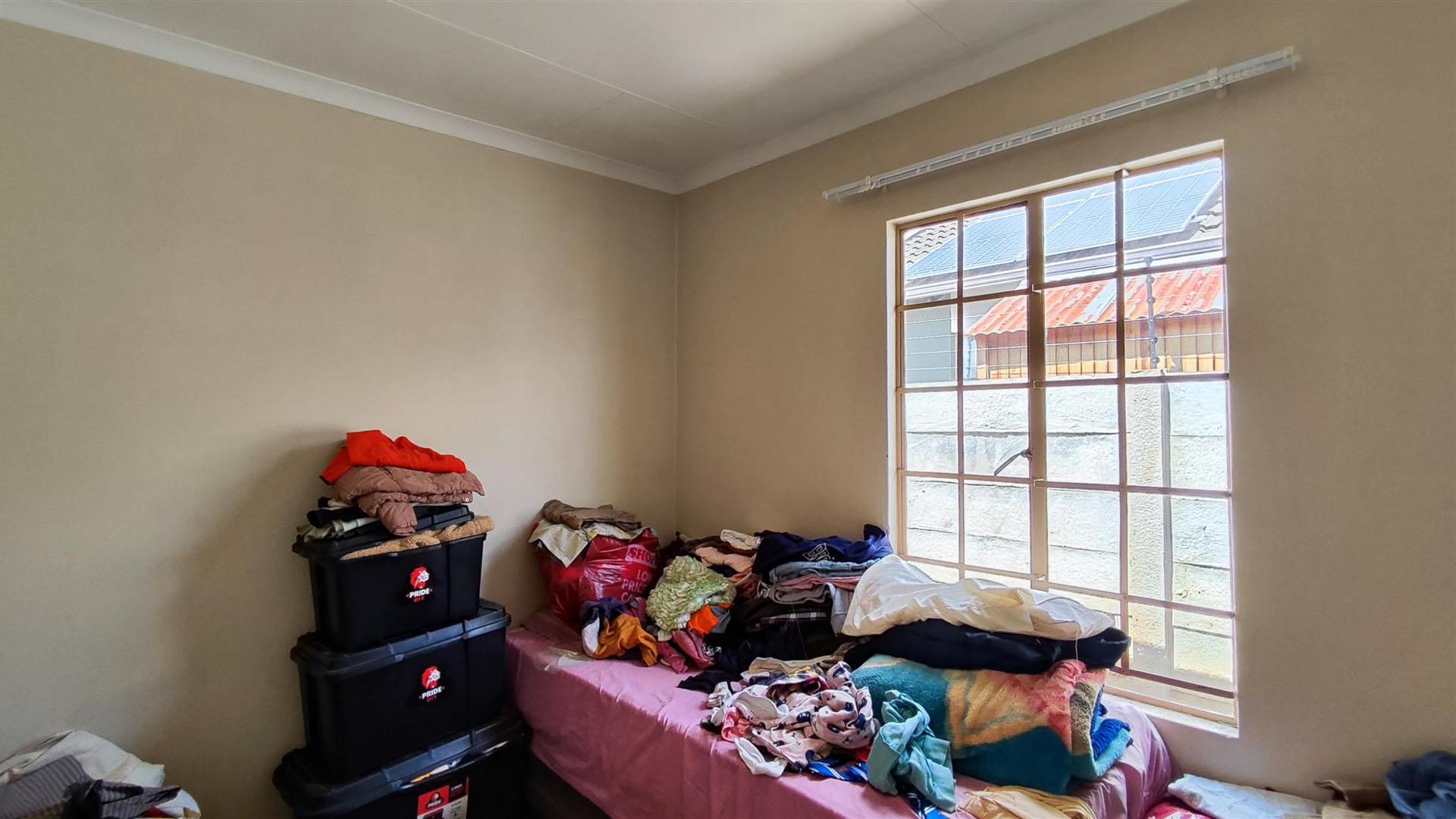 Bed Room 1 - 9 square meters of property in Sky City