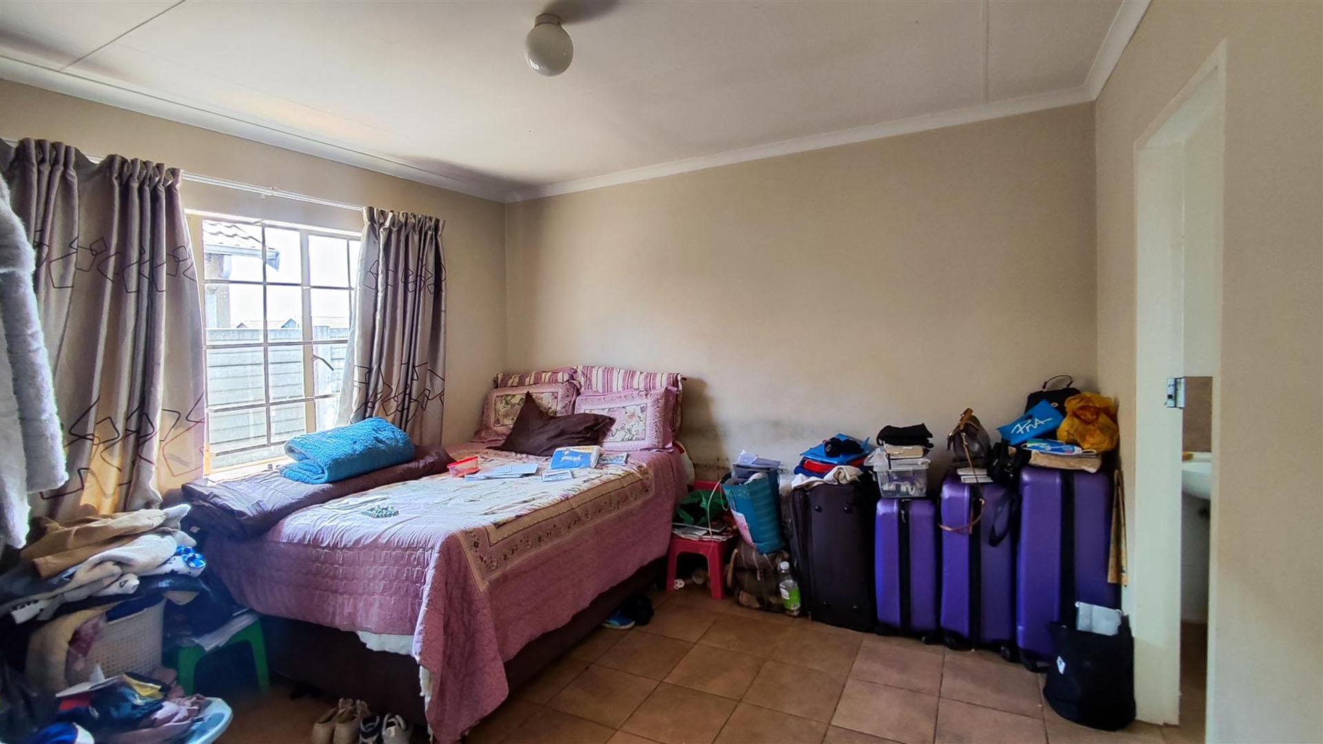 Main Bedroom - 13 square meters of property in Sky City