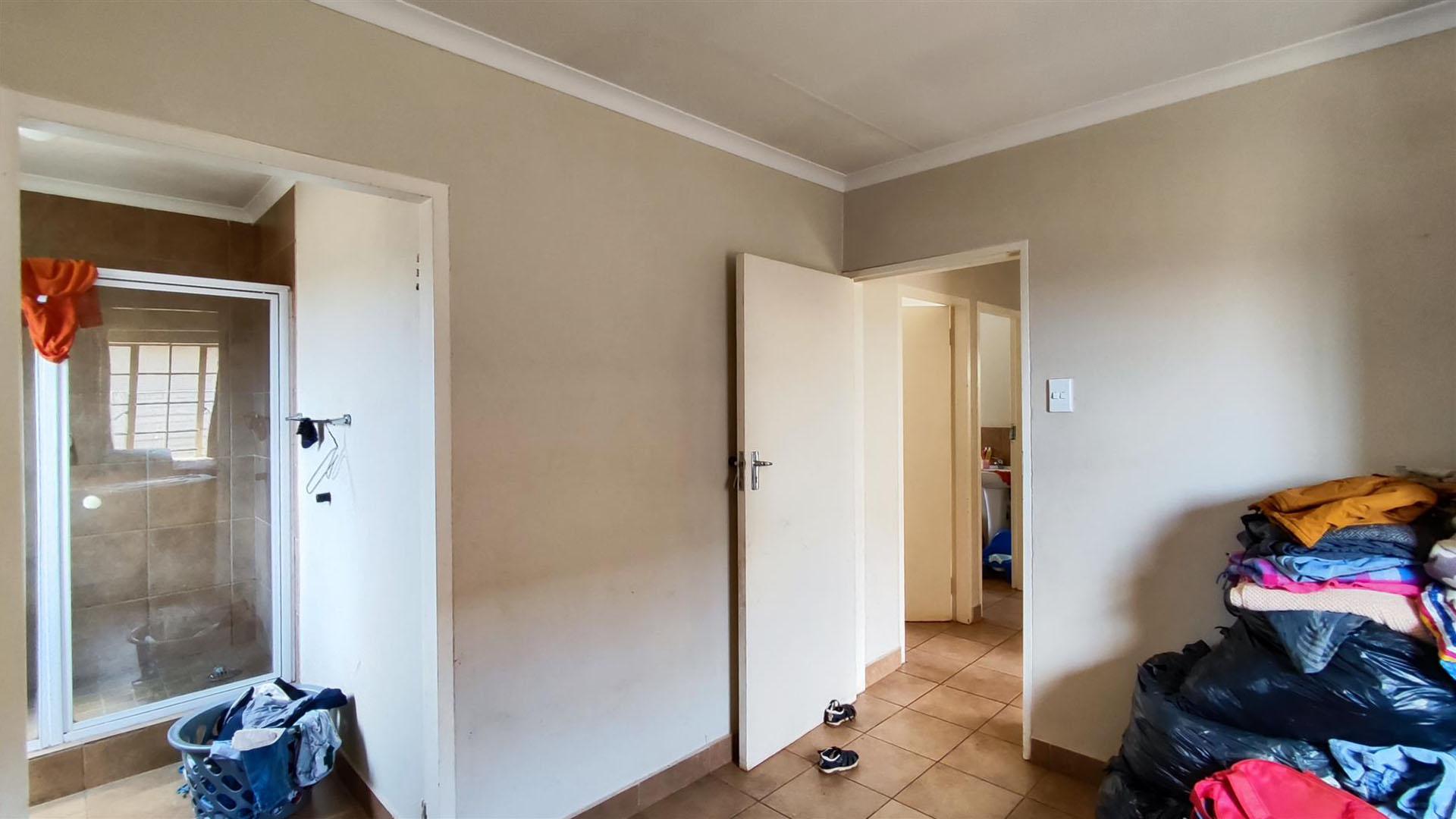 Main Bedroom - 13 square meters of property in Sky City