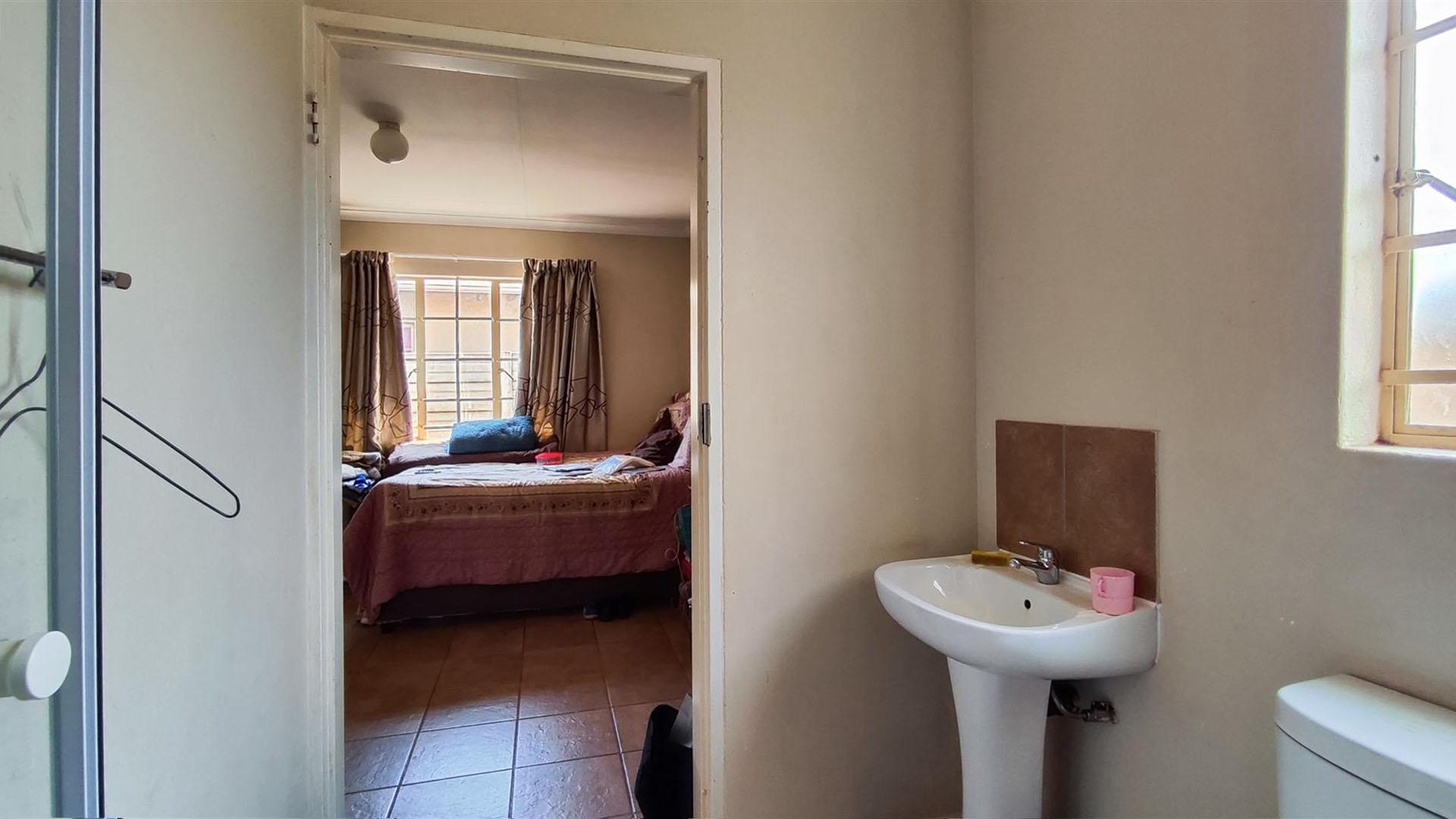 Main Bathroom - 4 square meters of property in Sky City