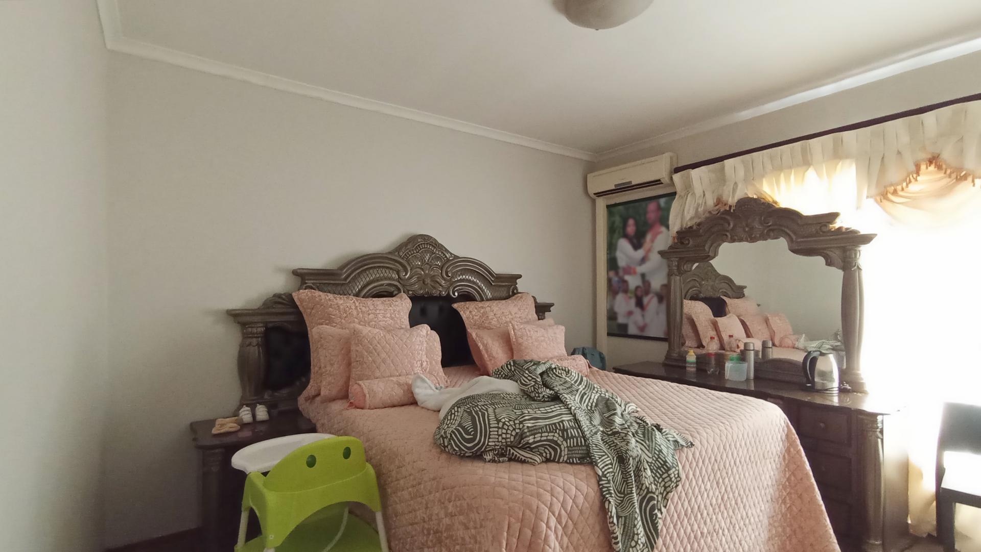 Bed Room 1 - 18 square meters of property in Randburg
