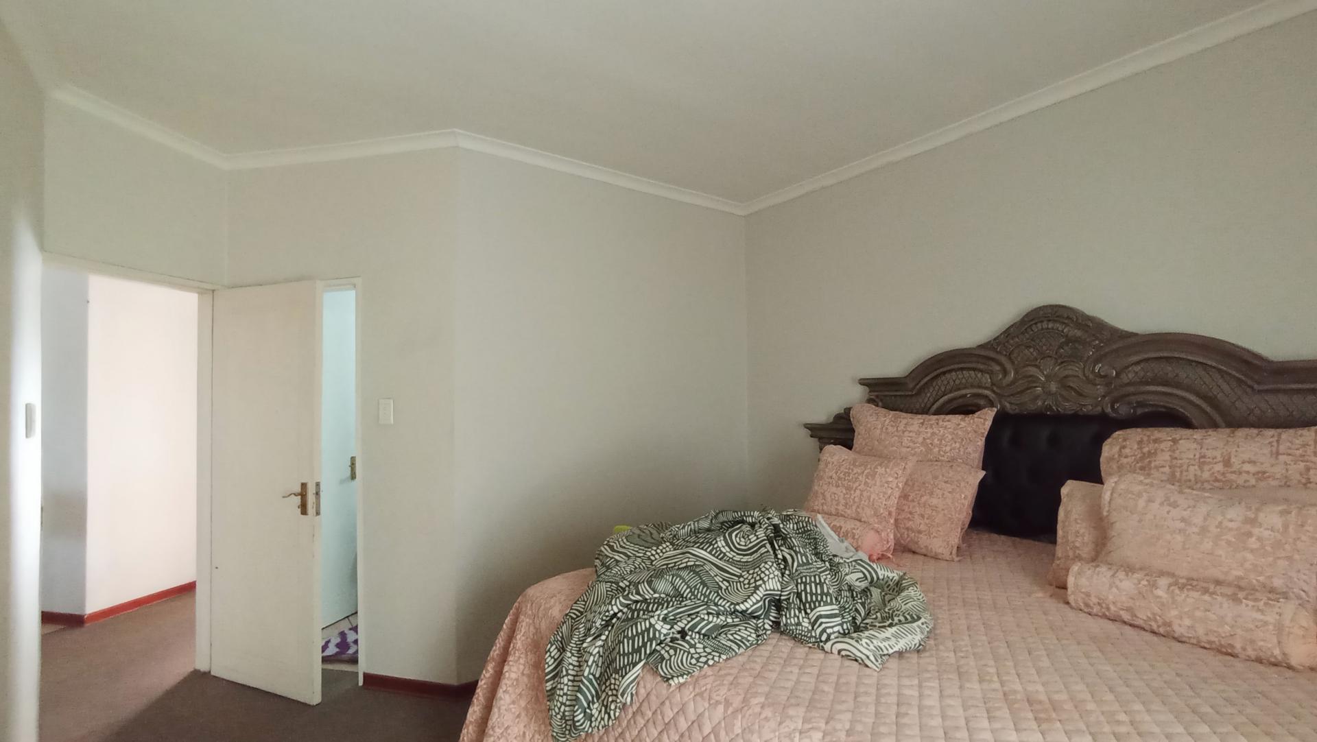 Bed Room 1 - 18 square meters of property in Randburg