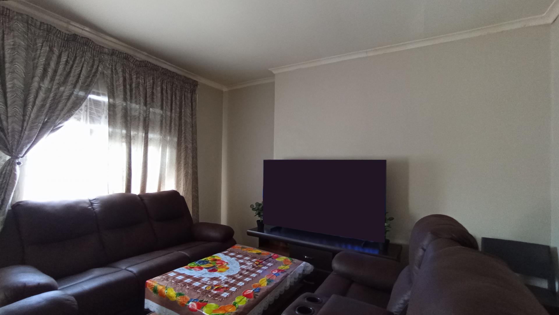 Lounges - 13 square meters of property in Randburg