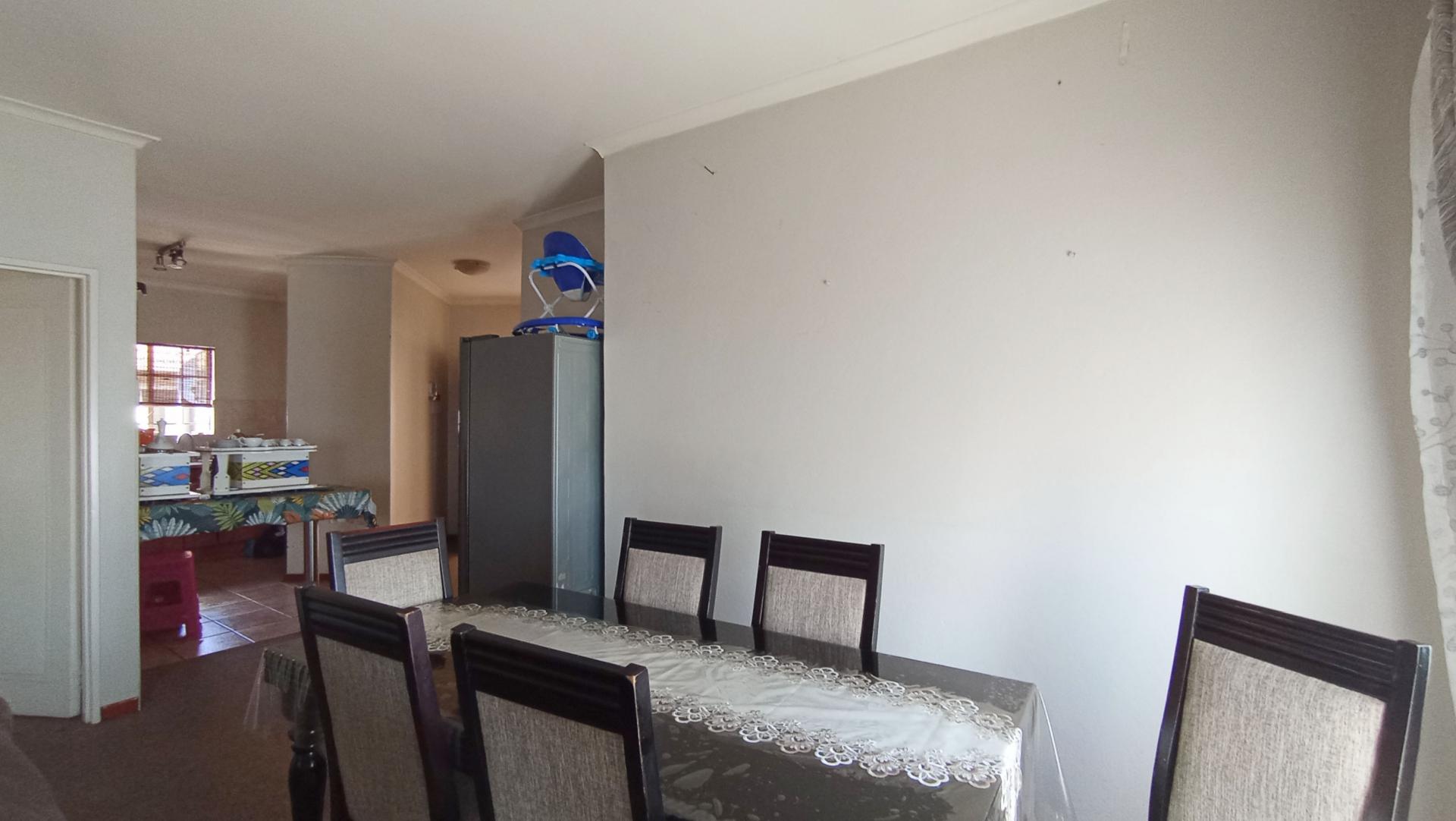 Dining Room - 8 square meters of property in Randburg