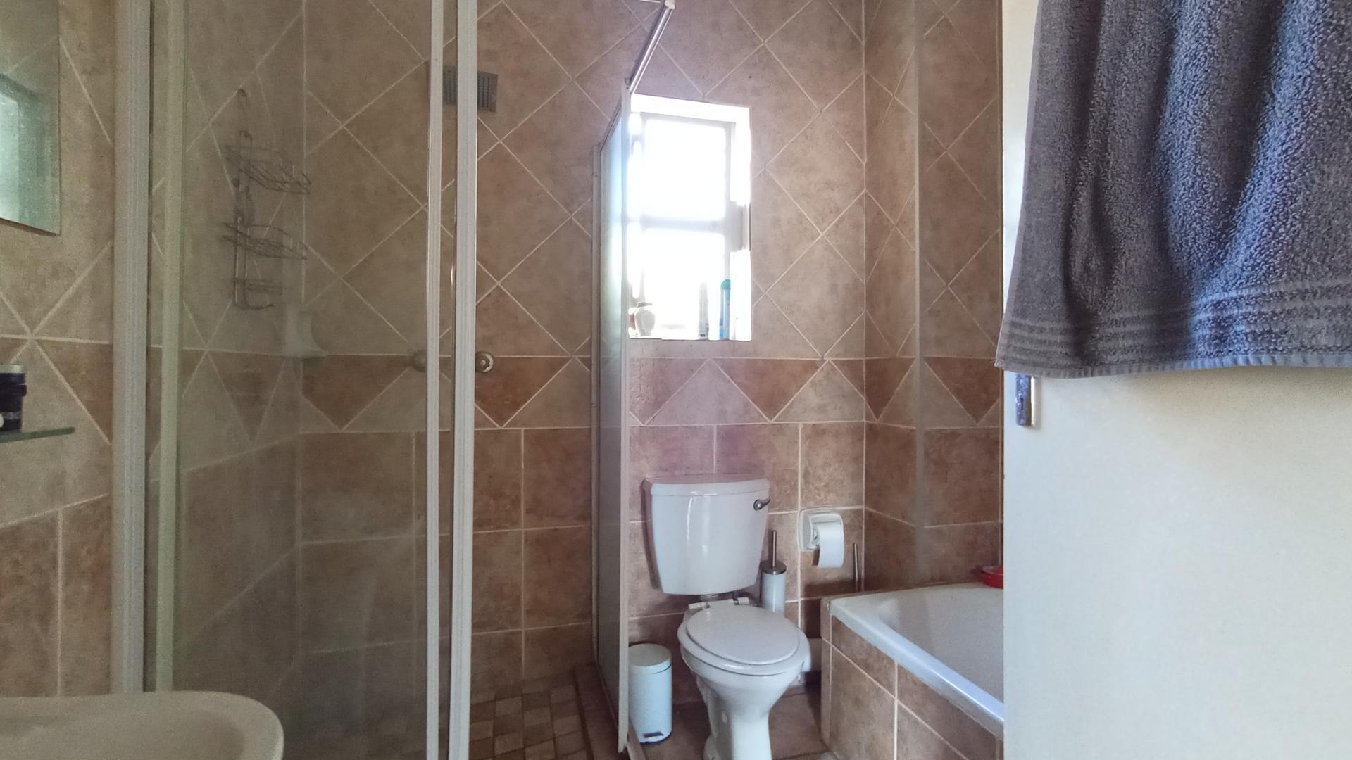 Bathroom 1 - 6 square meters of property in Pretorius Park