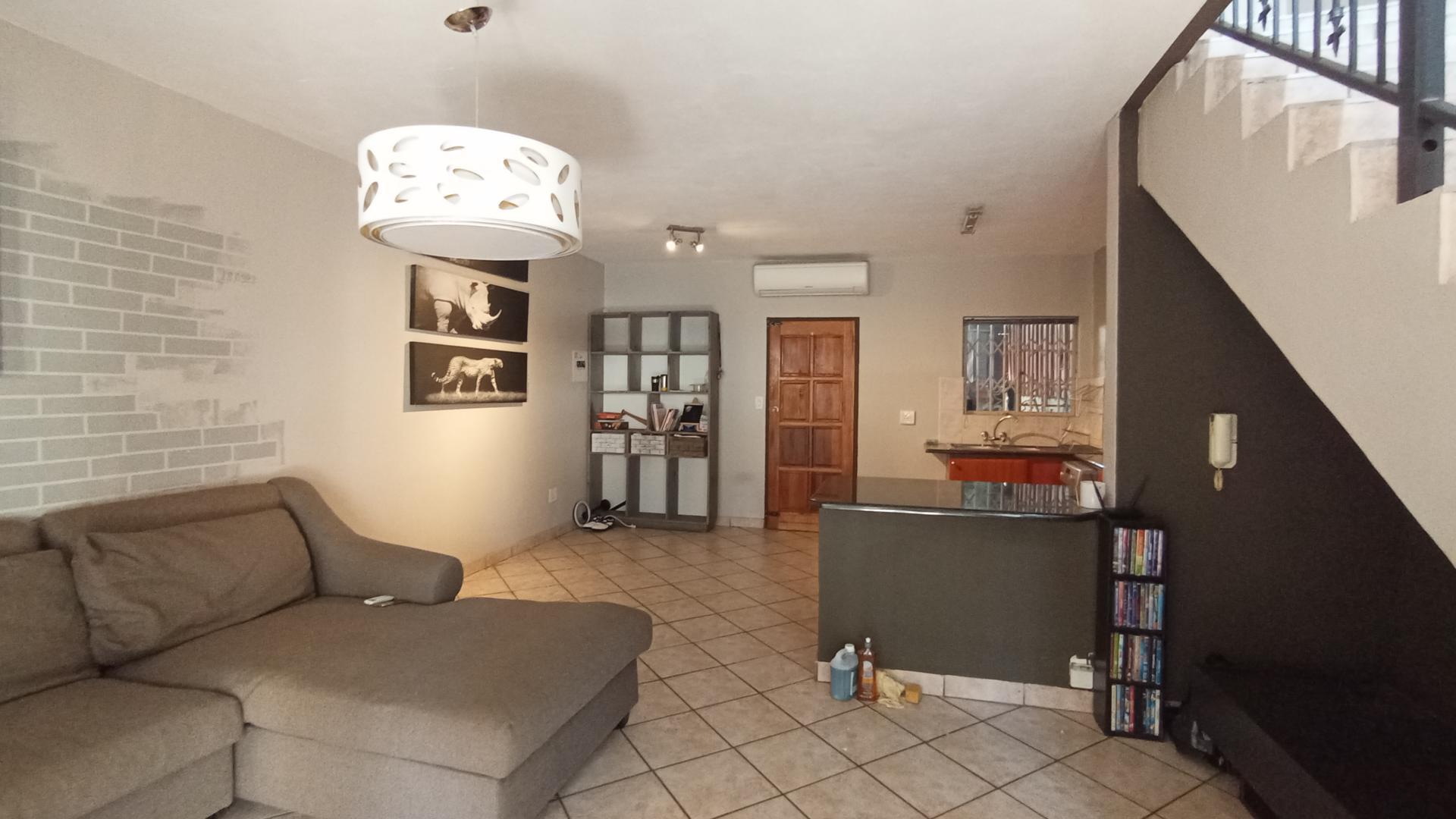 Lounges - 20 square meters of property in Pretorius Park