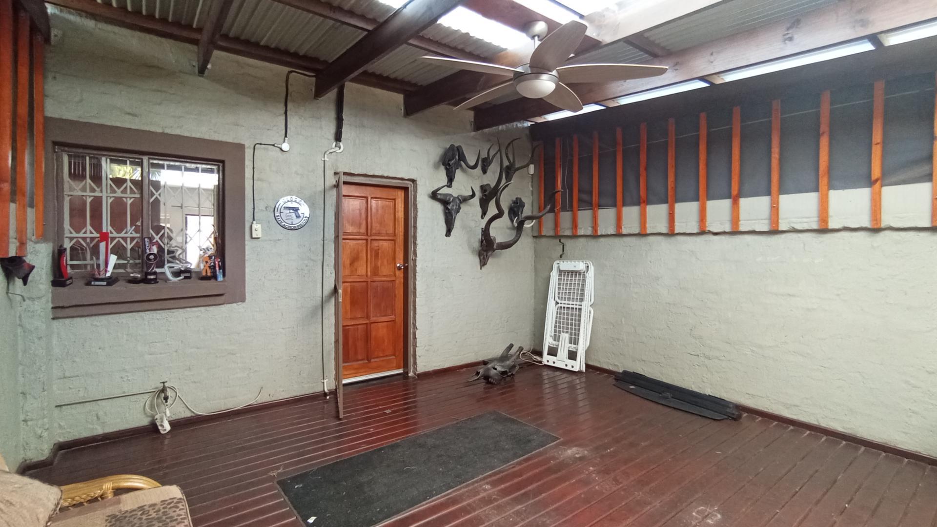 Patio - 35 square meters of property in Pretorius Park
