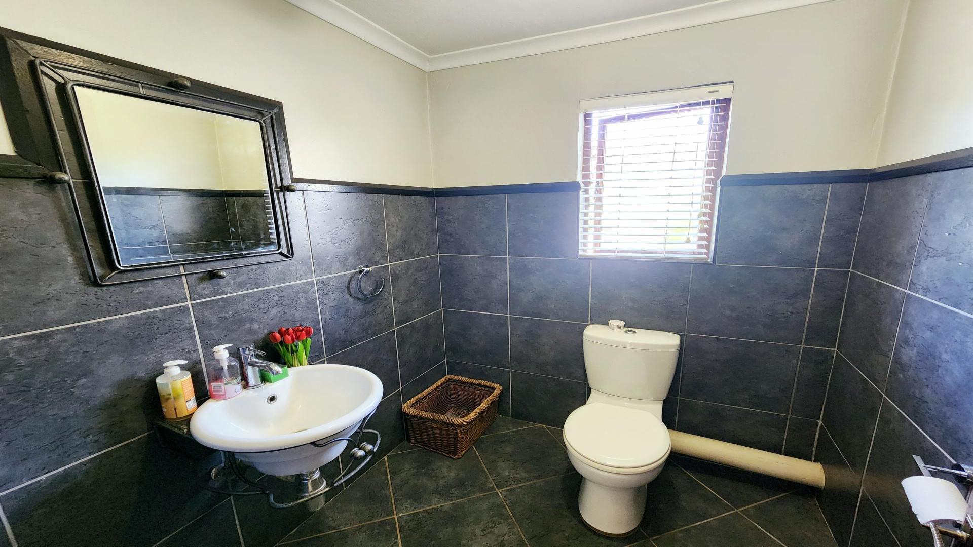 Guest Toilet - 4 square meters of property in Midstream Estate