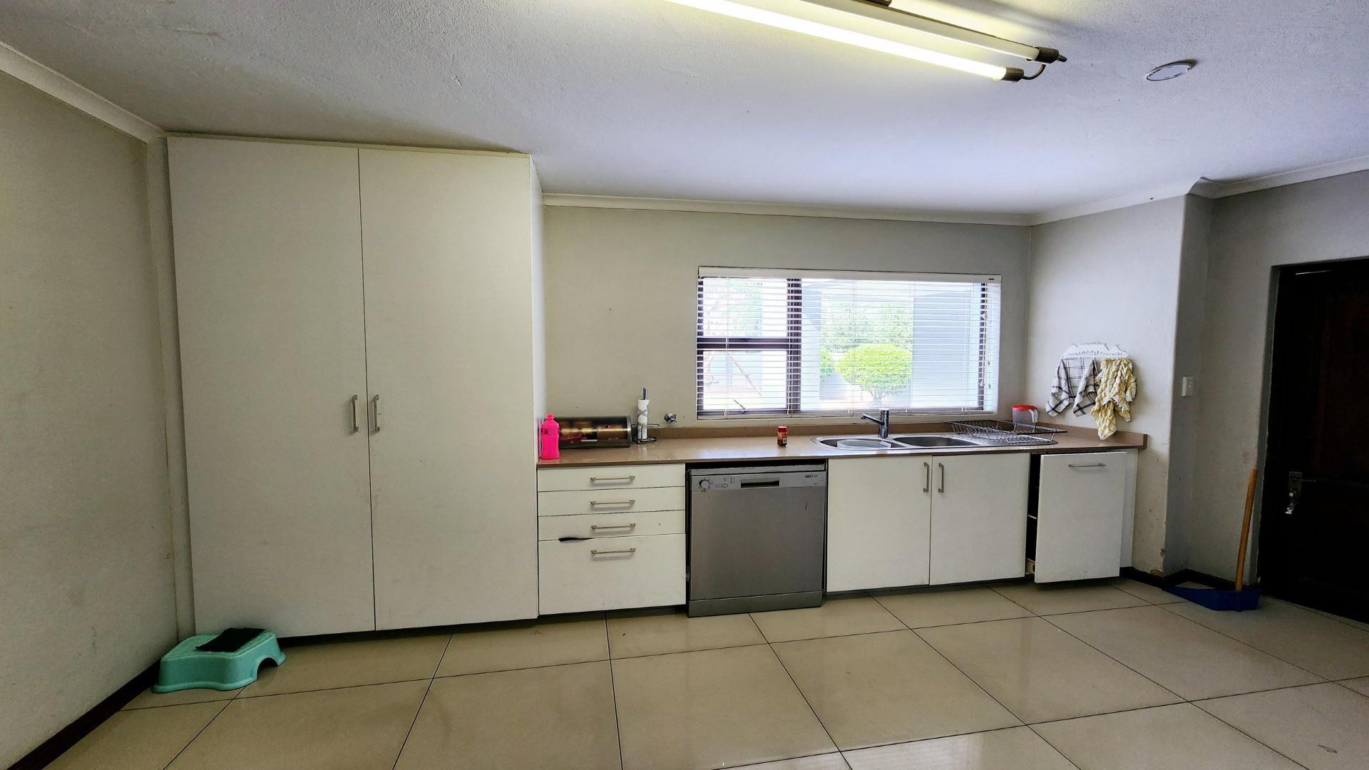 Flatlet - 33 square meters of property in Midstream Estate