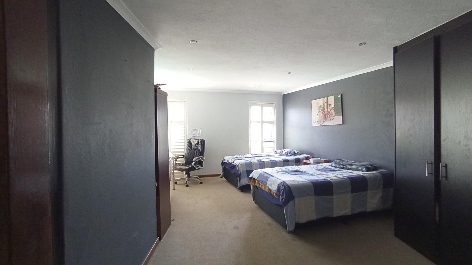 Bed Room 1 - 24 square meters of property in Midstream Estate