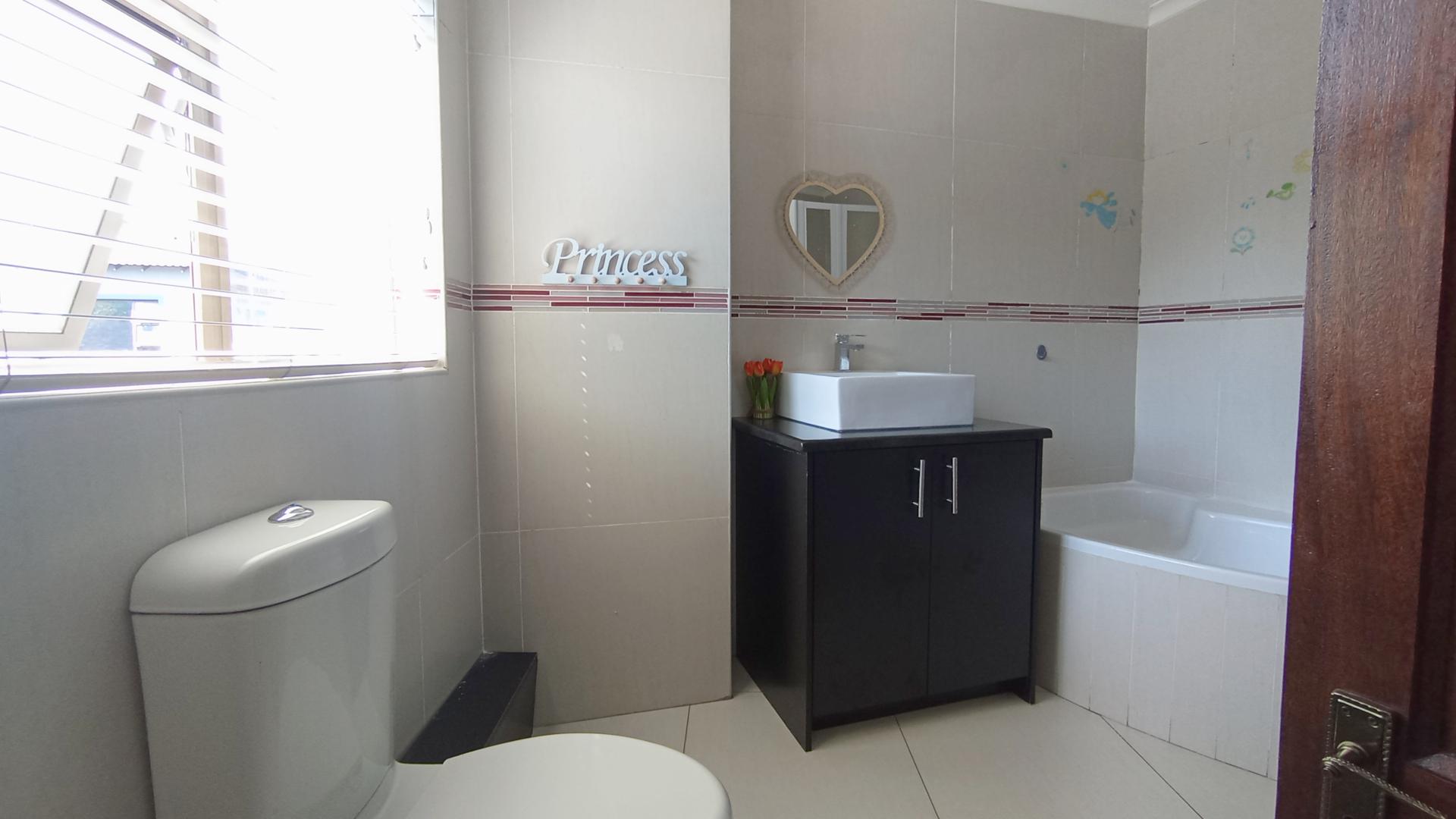 Bathroom 2 - 8 square meters of property in Midstream Estate